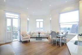 2 bedroom Flat for s...